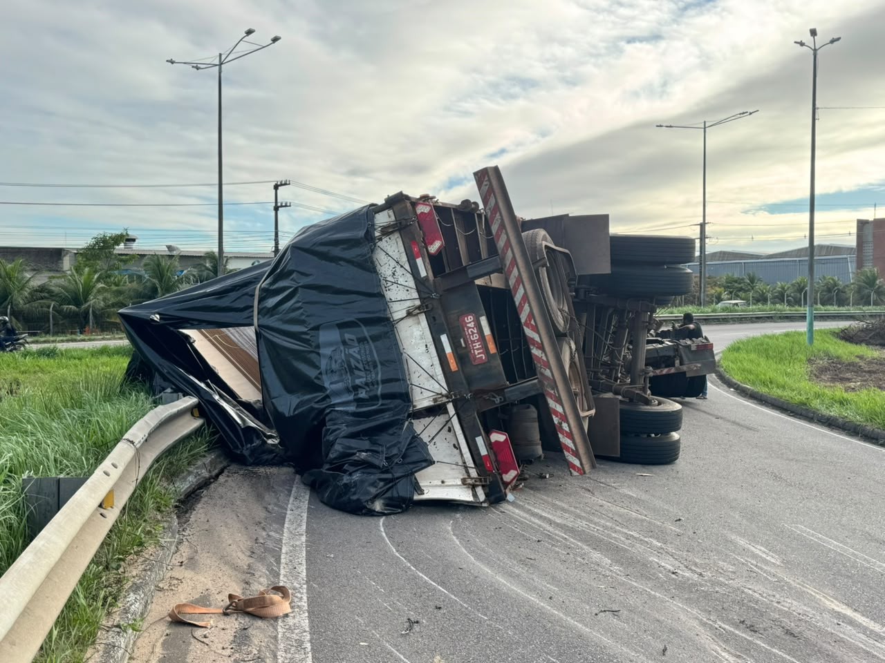 Carreta carregada de madeira tomba e BRs ficam congestionadas na Grande Natal