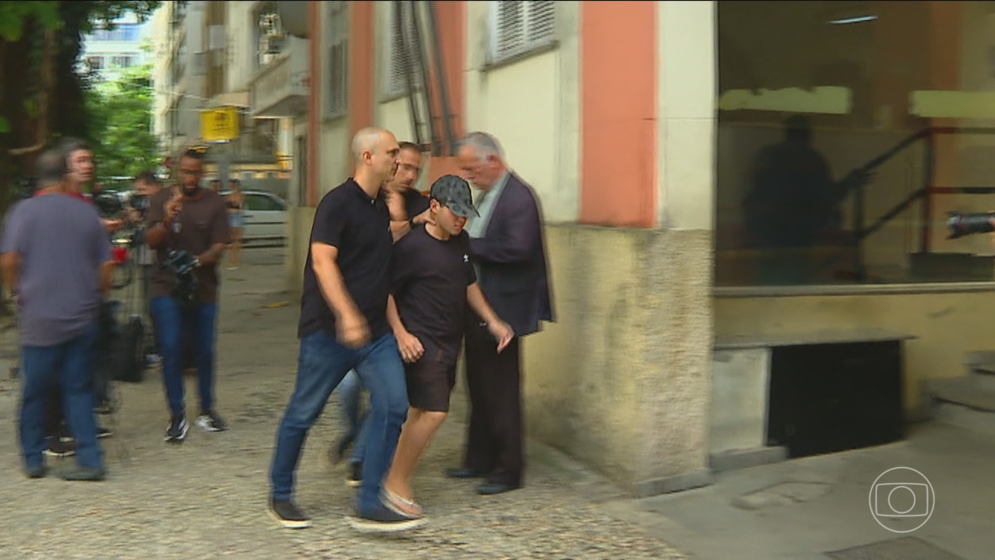 Dois acusados de estuprar adolescente de 17 anos se entregam à polícia; outros 2 réus continuam foragidos