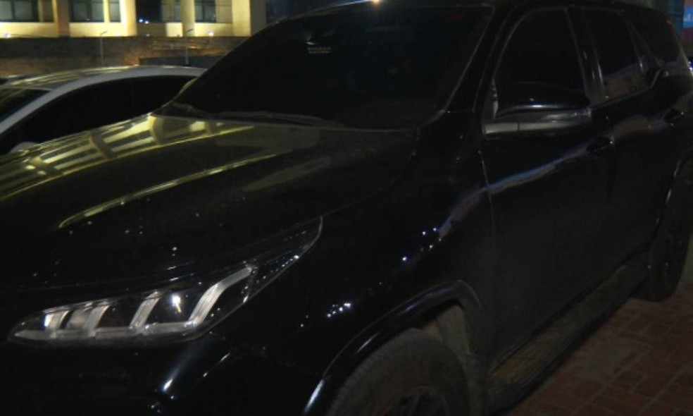 Carro blindado que pode ter sido usado pelo deputado Binho Galinha durante fuga foi apreendido — Foto: Reprodução/TV Bahia