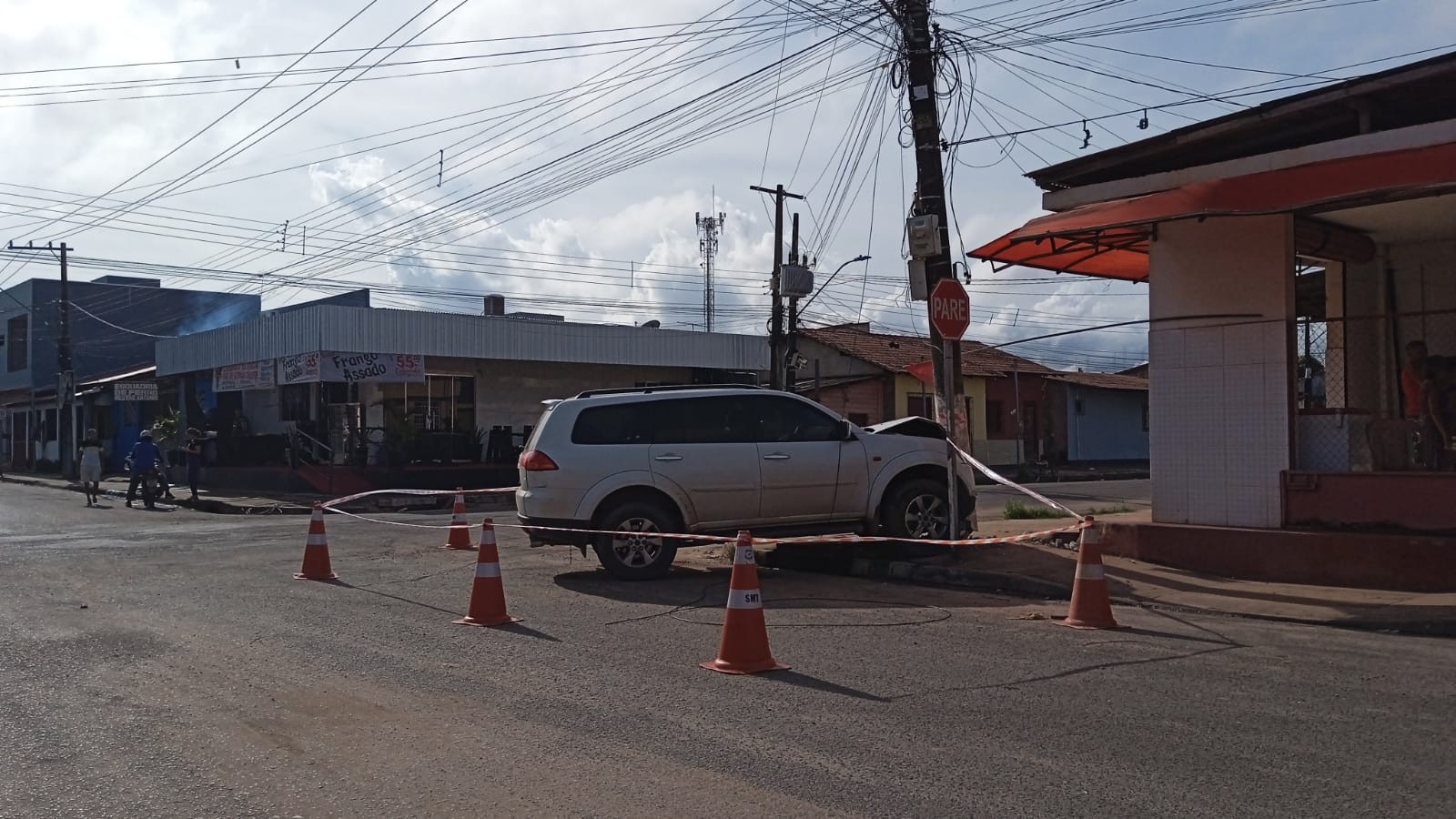 SUV desgovernado atinge carro estacionado e poste de energia no bairro Santíssimo, em Santarém