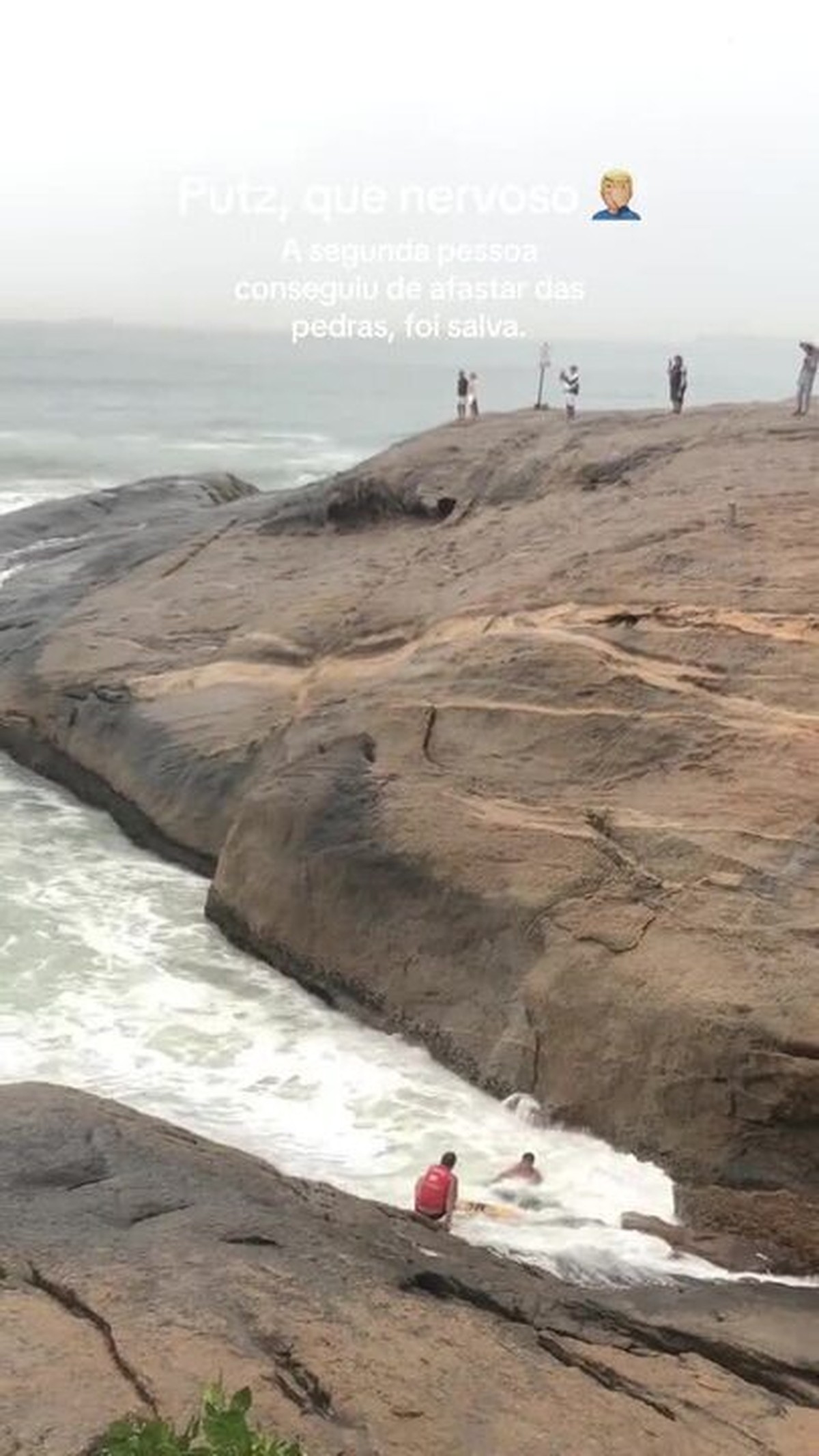 VÍDEO: Bombeiros resgatam vítimas de afogamento na Praia do Diabo, na 