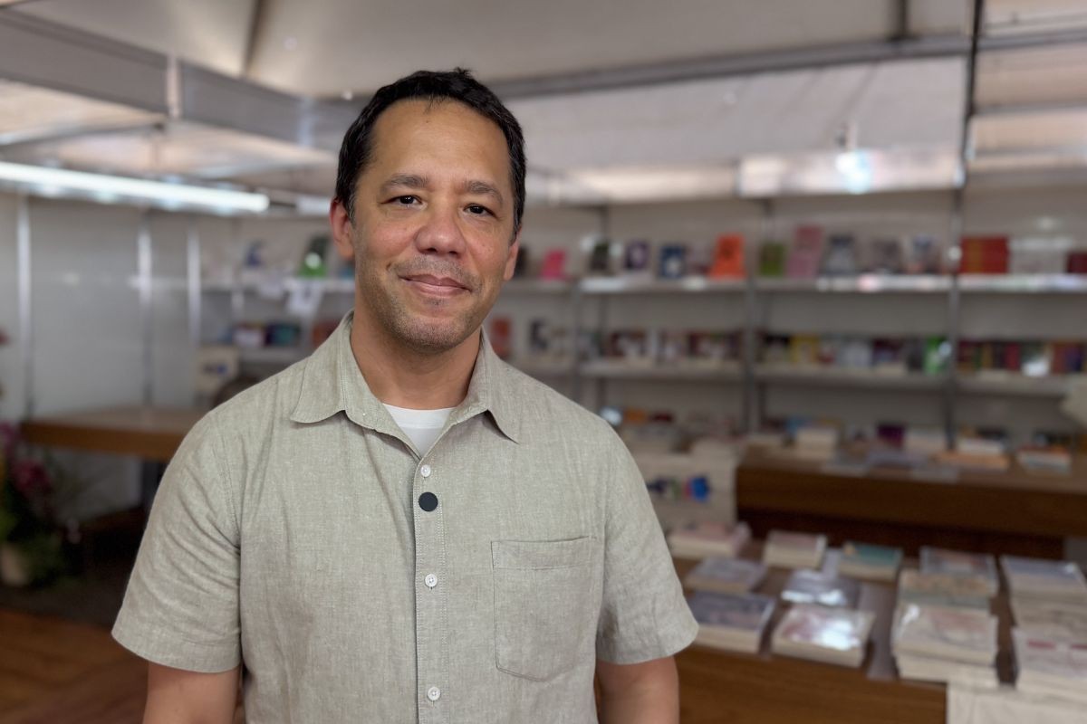 Autor brasileiro de best-seller destaca o papel das feiras literárias na formação de leitores