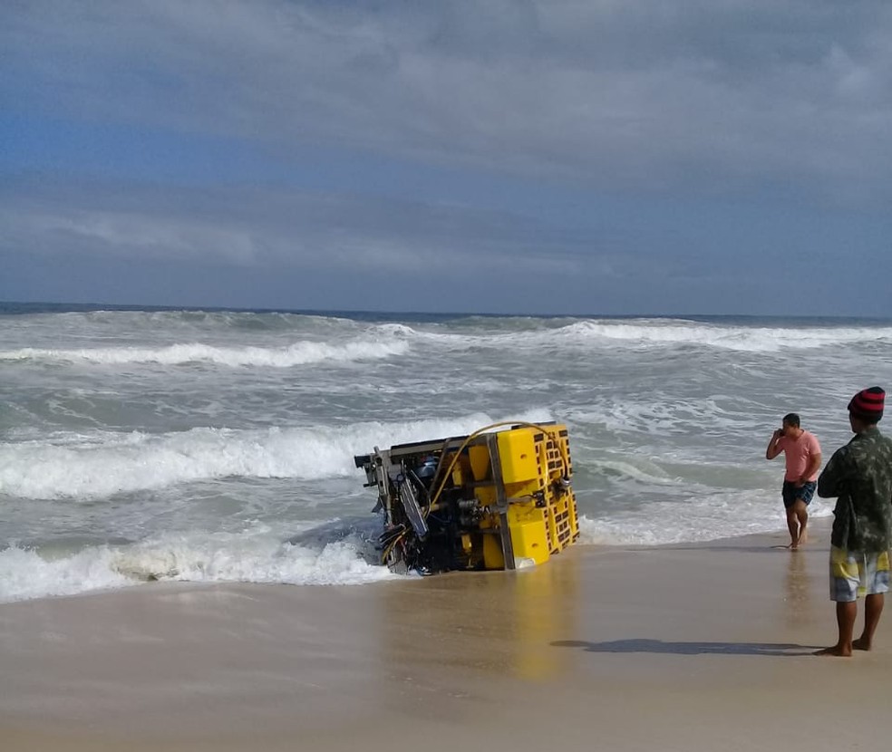 Robô submarino é arrastado pela força da ressaca até praia no litoral do RJ  | G1