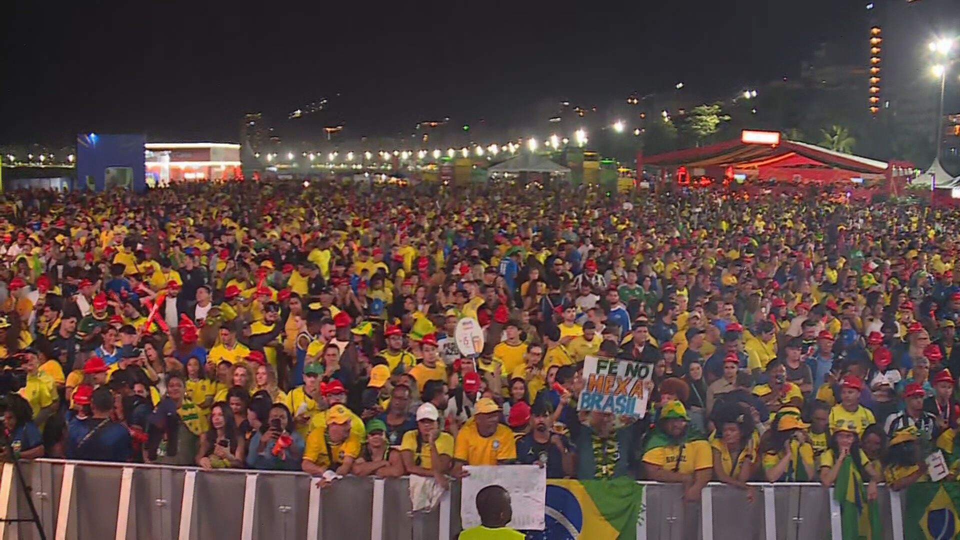 Torcedores lotam Arena Copacabana para acompanhar Brasil x Haiti