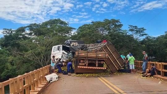 Fotos mostram acidente com caminhões que matou motorista em ponte próximo a Miguelópolis, SP
