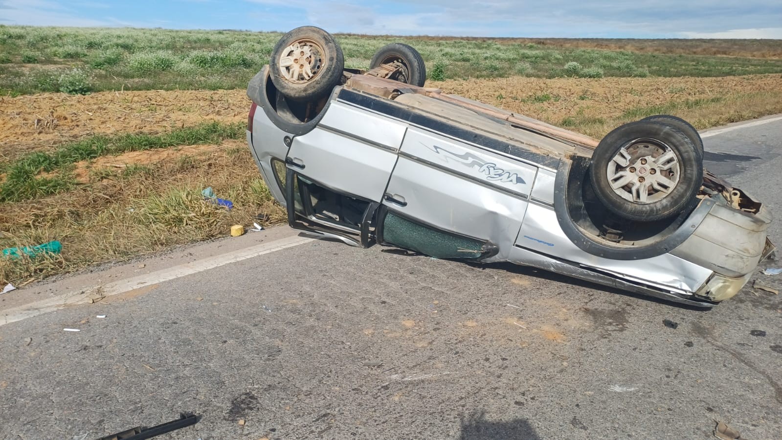 Bebê de um mês morre após carro capotar na BR-265, em MG