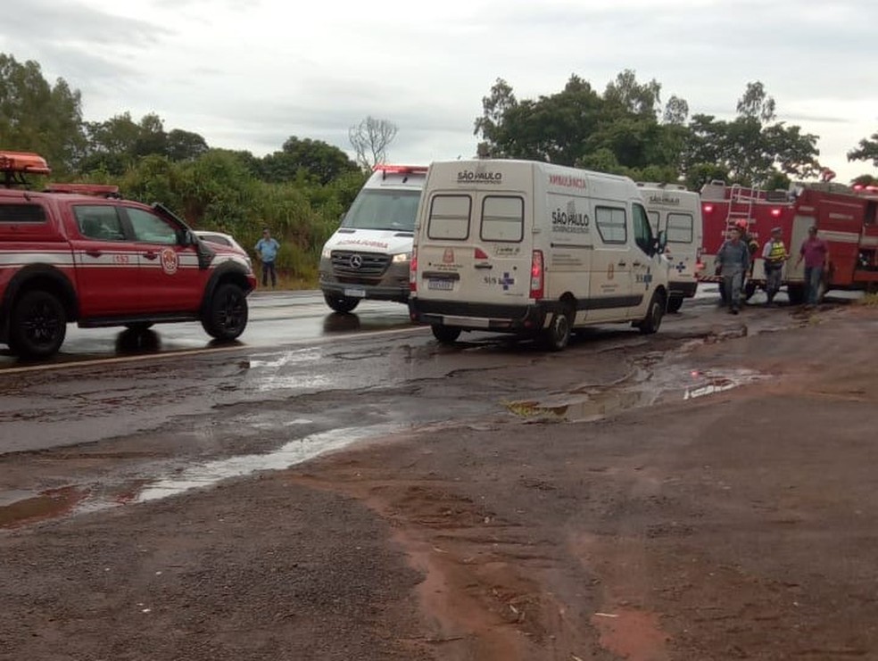 Acidente com micro-ônibus deixa 14 trabalhadores rurais feridos, em Mirante do Paranapanema (SP) — Foto: Edy Souza/Pontal News