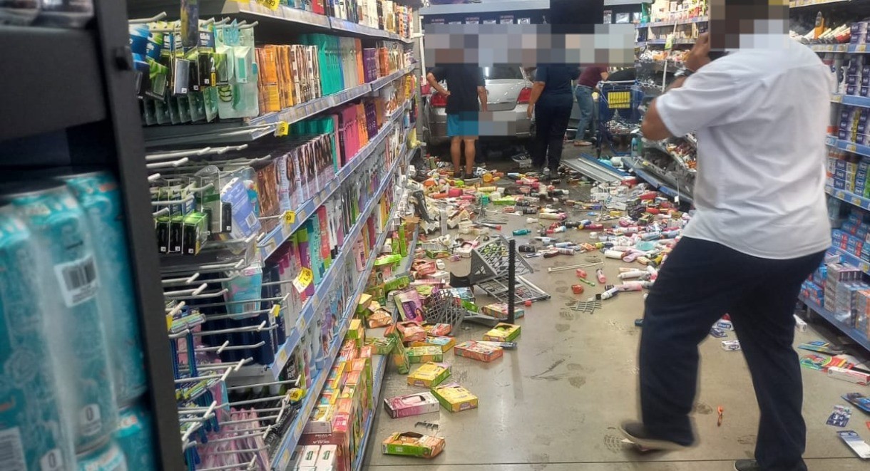 Motorista perde controle de direção e invade supermercado em Paraíba do Sul