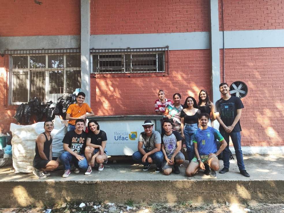 Última turma de curso de ciências biológicas ajudam a recolher plásticos e alumínio na Ufac — Foto: Arquivo/Projeto de Extensão Recicle Ufac