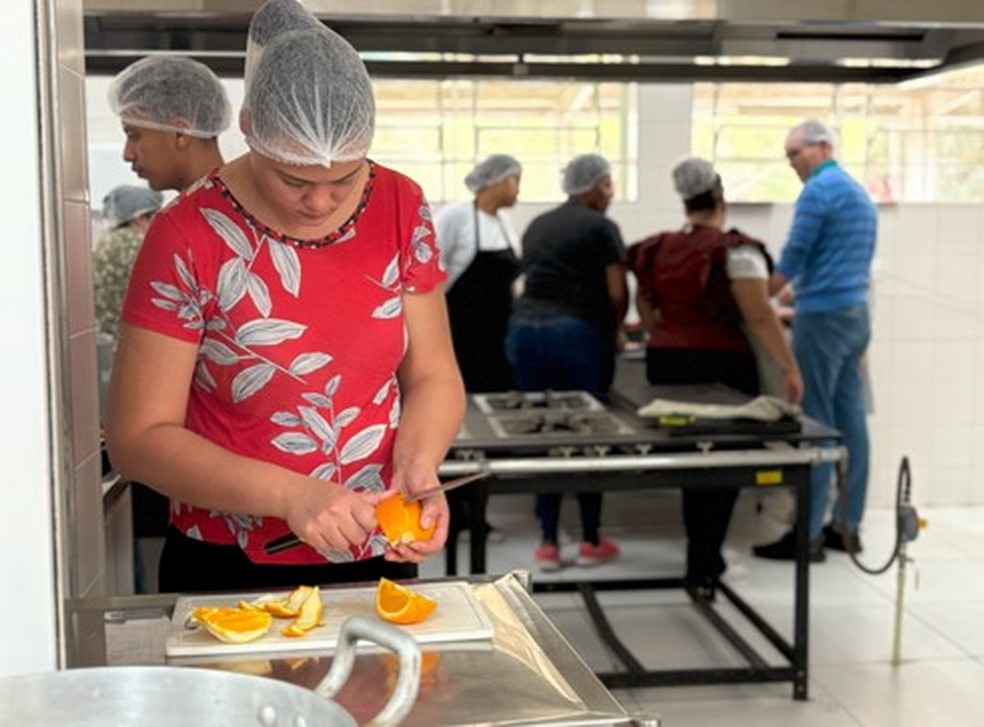 Participantes durante oficina oferecida pela Prefeitura de SP — Foto: Bianca Rebernisek/SESANA
