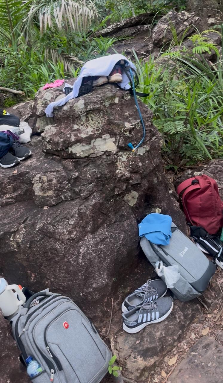 Pertences de visitantes jogados dentro da propriedade onde a visitação é proibida — Foto: Reprodução