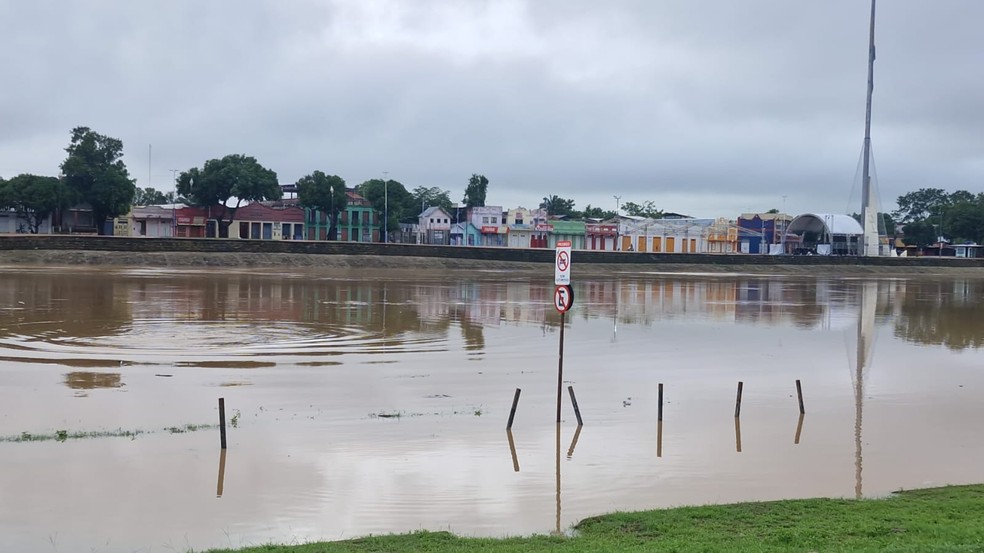 Rio Acre em Rio Branco atingiu a cota de transbordo de 14 metros neste sábado (27) — Foto: Dayane Leite/Rede Amazônica