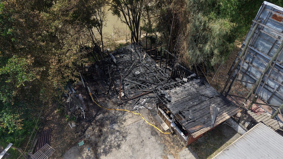 Imagem de drone mostra incêndio em casa de Rio do Sul — Foto: Adriano Da Nahaia/NSC TV