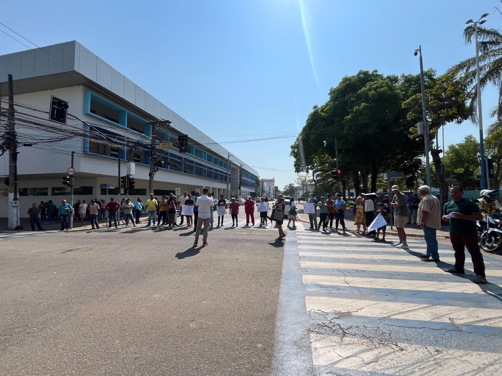 Moradores da Baixada da Sobral fecham ruas do Centro em protesto por melhorias de infraestrutura