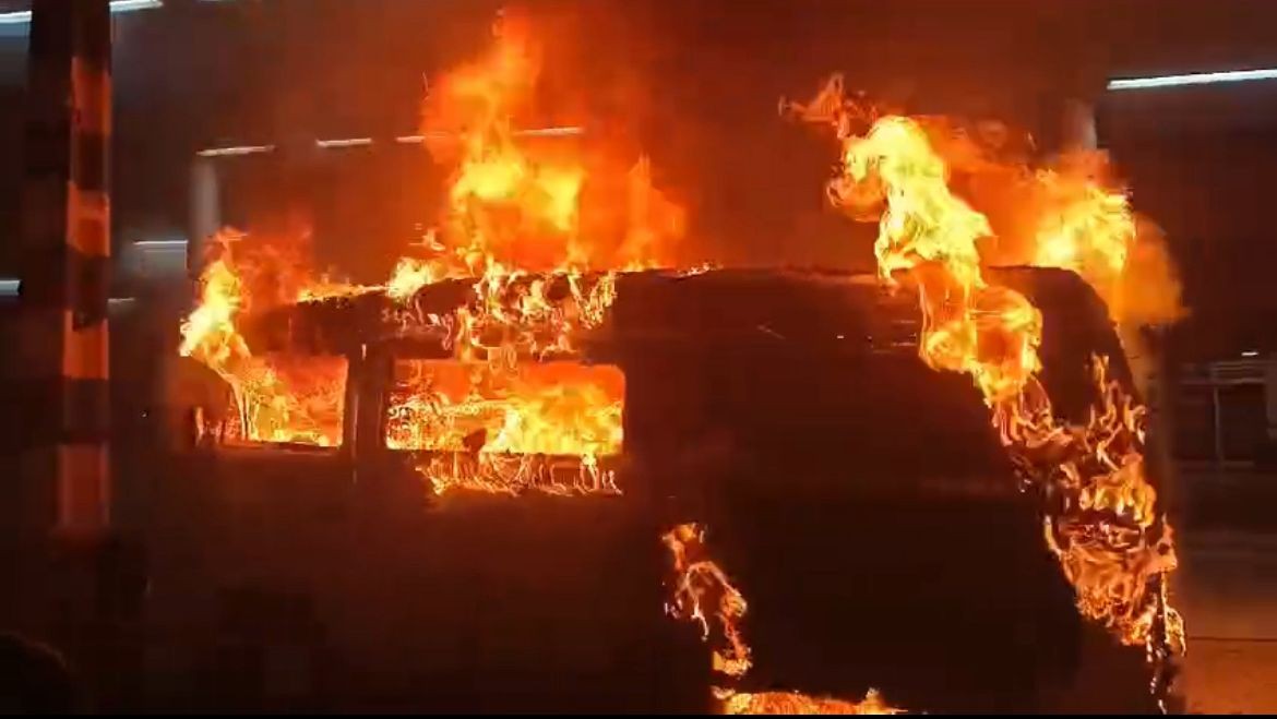 VÍDEO: kombi pega fogo e derrete teto de posto de combustíveis em Teresina; 2º caso em dois meses