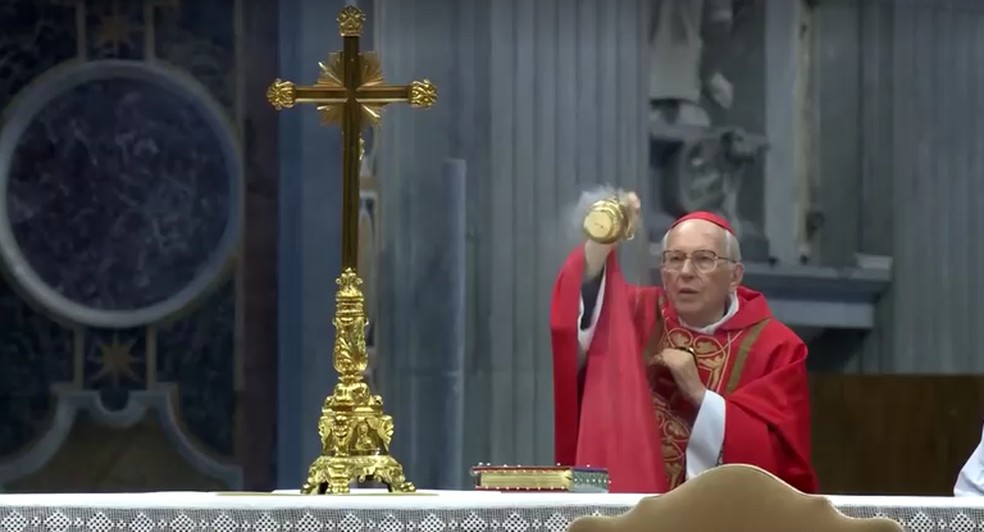 Cardeal Giovanni Battista Re joga incenso no palco de missa Pro Eligendo Pontifice em 7 de maio de 2025. — Foto: Vaticano