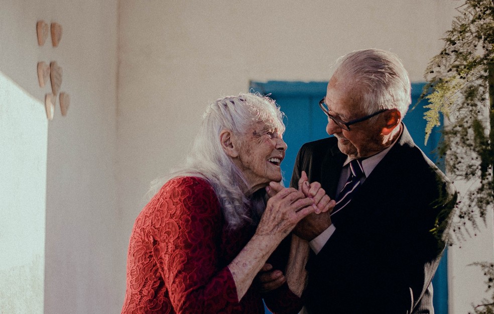 “O segredo eu acho que é gostar um do outro e cuidar", revelou Augusto durante ensaio de fotos em Congonhal (MG) — Foto: Bruna Matos