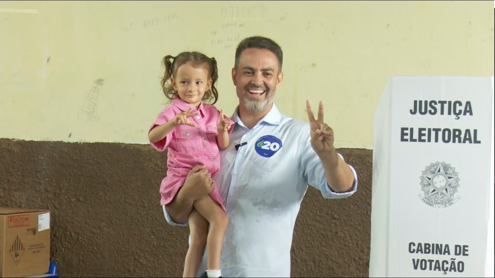 Léo Moraes vota em Porto Velho acompanhado da filha — Foto: Gladson Souza/Rede Amazônica