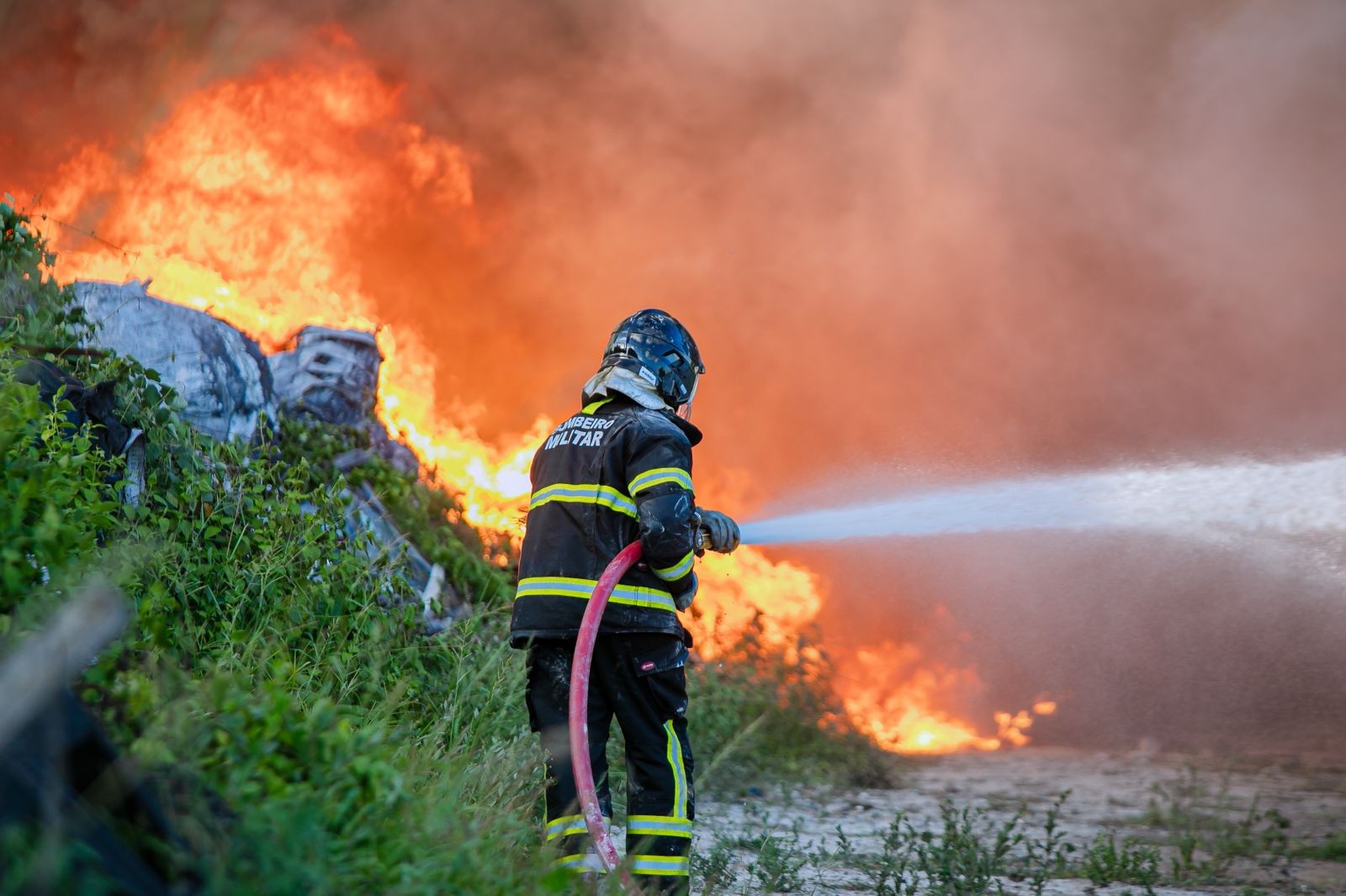 Famílias que precisaram ser retiradas de residências por causa de incêndio em galpão na Bahia retornam para casas