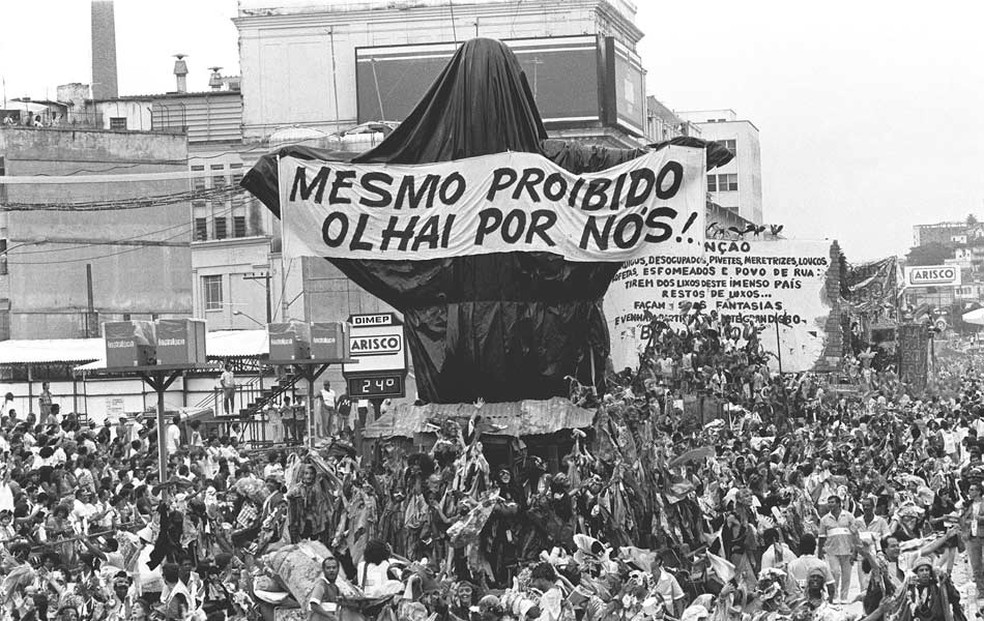 31 de março de 1989 – Joãosinho causou polêmica com uma imagem do Cristo Redentor vestido de mendigo na Beija-Flor; a escola foi vice-campeã naquele ano — Foto: Arquivo/AE