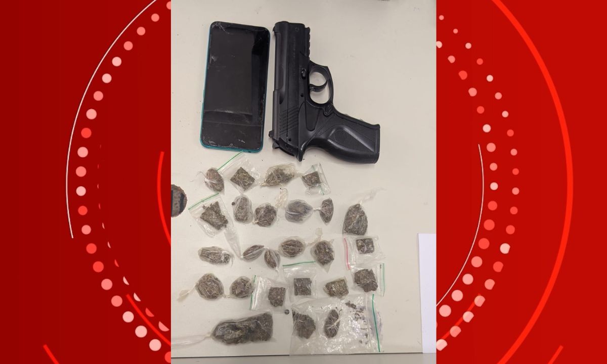 Homem é preso após ser flagrado com arma falsa e drogas em Alagoinhas 