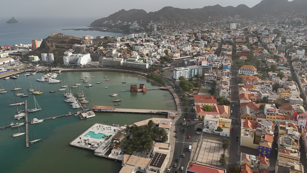 Imagem aérea da cidade de Mindelo, Cabo Verde — Foto: Sodiq Adelakun/Reuters