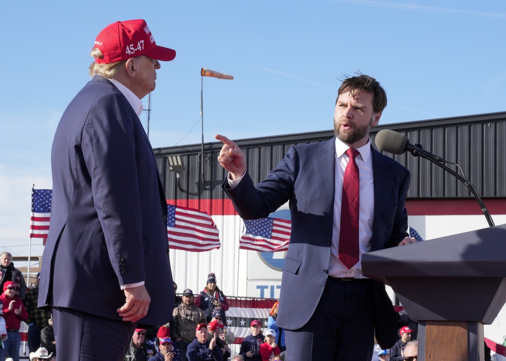 Senador J.D. Vance com Donald Trump em foto de março de 2024. — Foto: Jeff Dean/AP