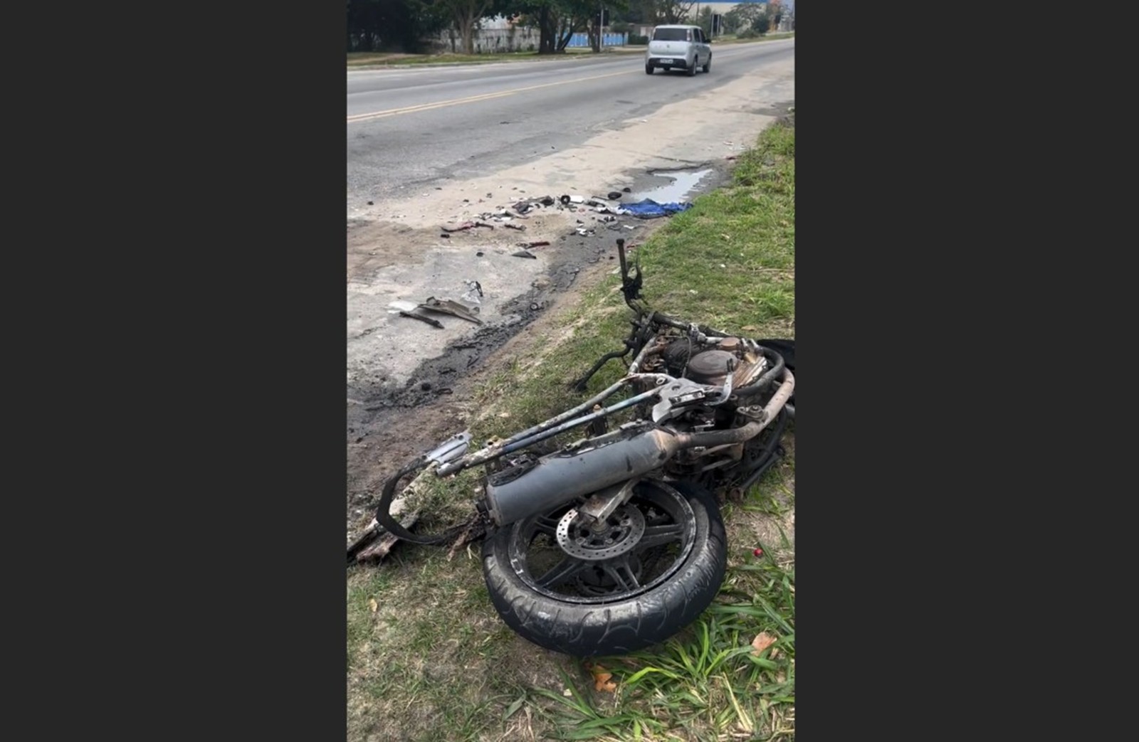 Batida entre duas motos deixa três pessoas feridas, duas em estado grave, na RJ-106, em Araruama