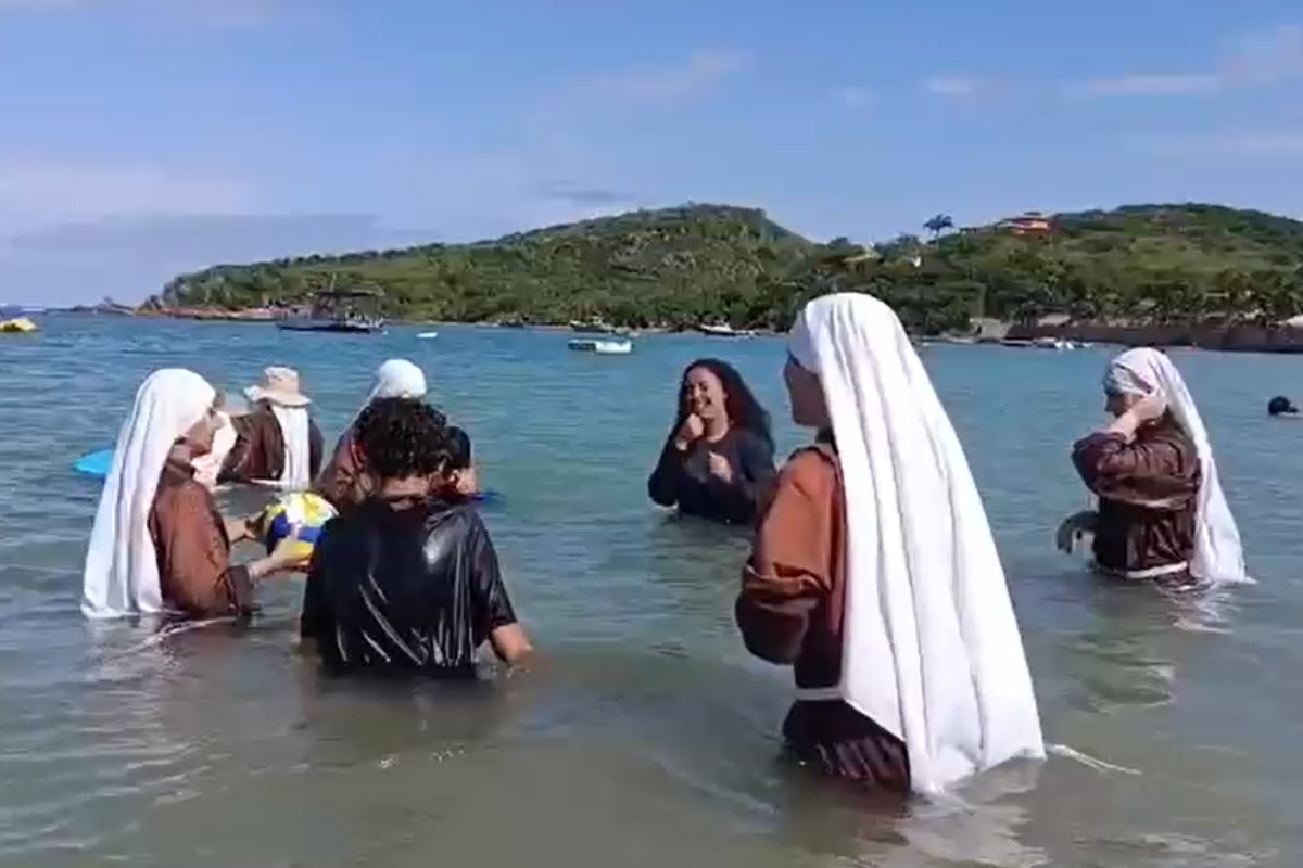 Descanso abençoado: freiras tiram férias em praias de Búzios com surfe,  caiaque e hábito religioso