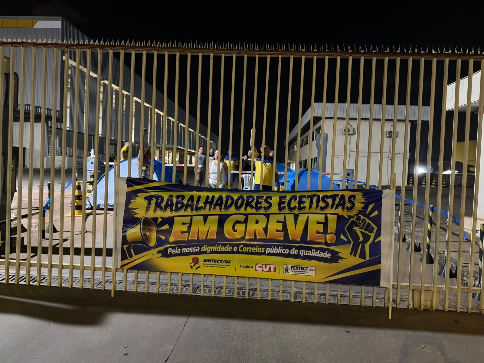 Em greve, trabalhadores dos Correios bloqueiam entrada e saída de cargas em Brasília