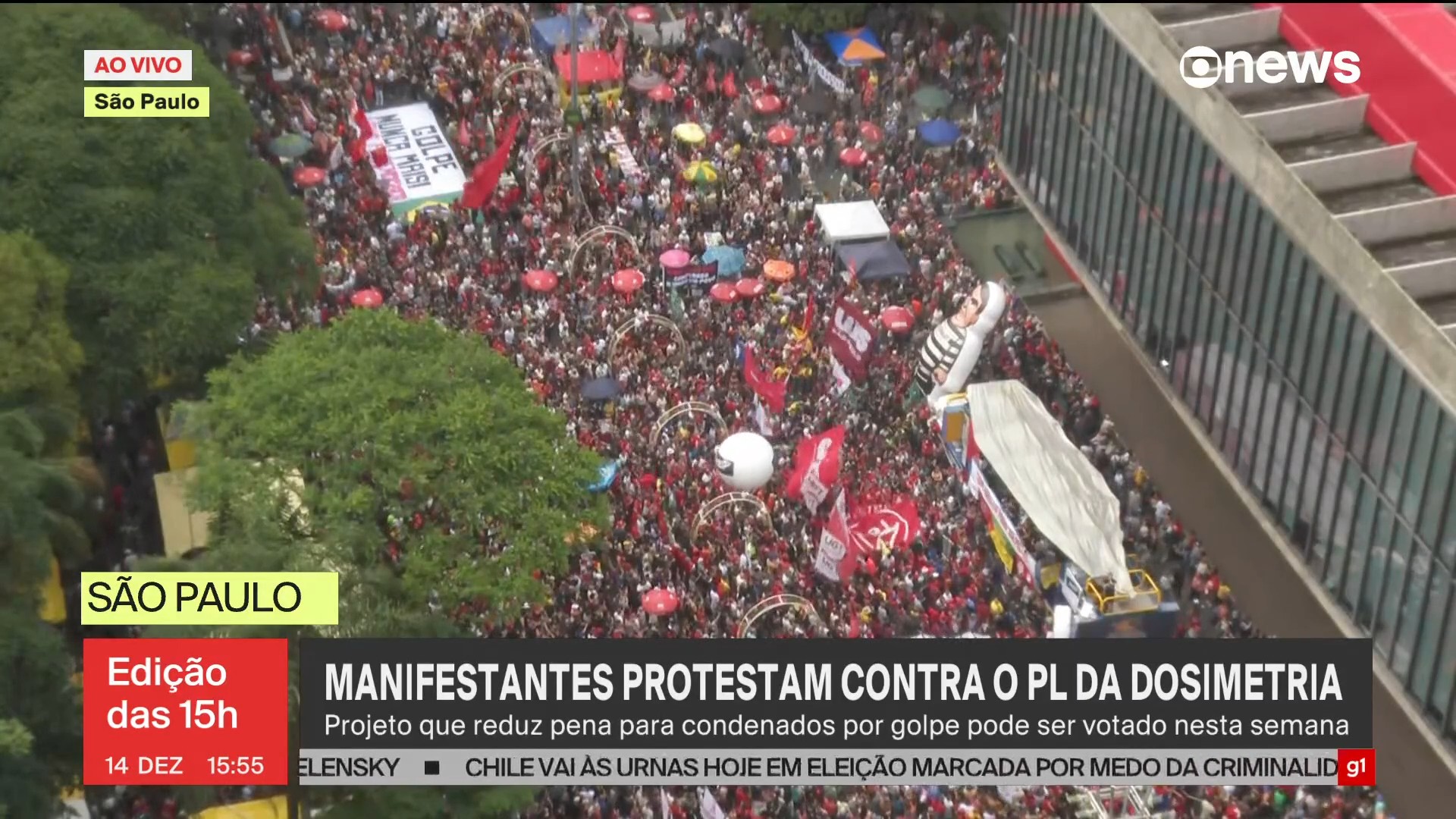 Manifestantes protestam contra o PL da Dosimetria na Avenida Paulista