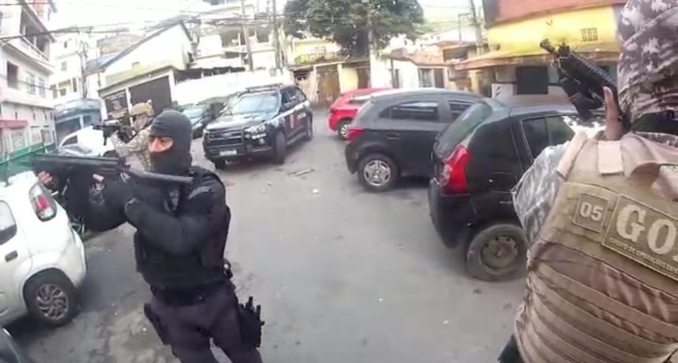 Operação policial captura suspeito de envolvimento no homicídio de chefe do setor de investigação da Polícia Civil fuzilado no litoral de SP — Foto: Deinter-6/Divulgação