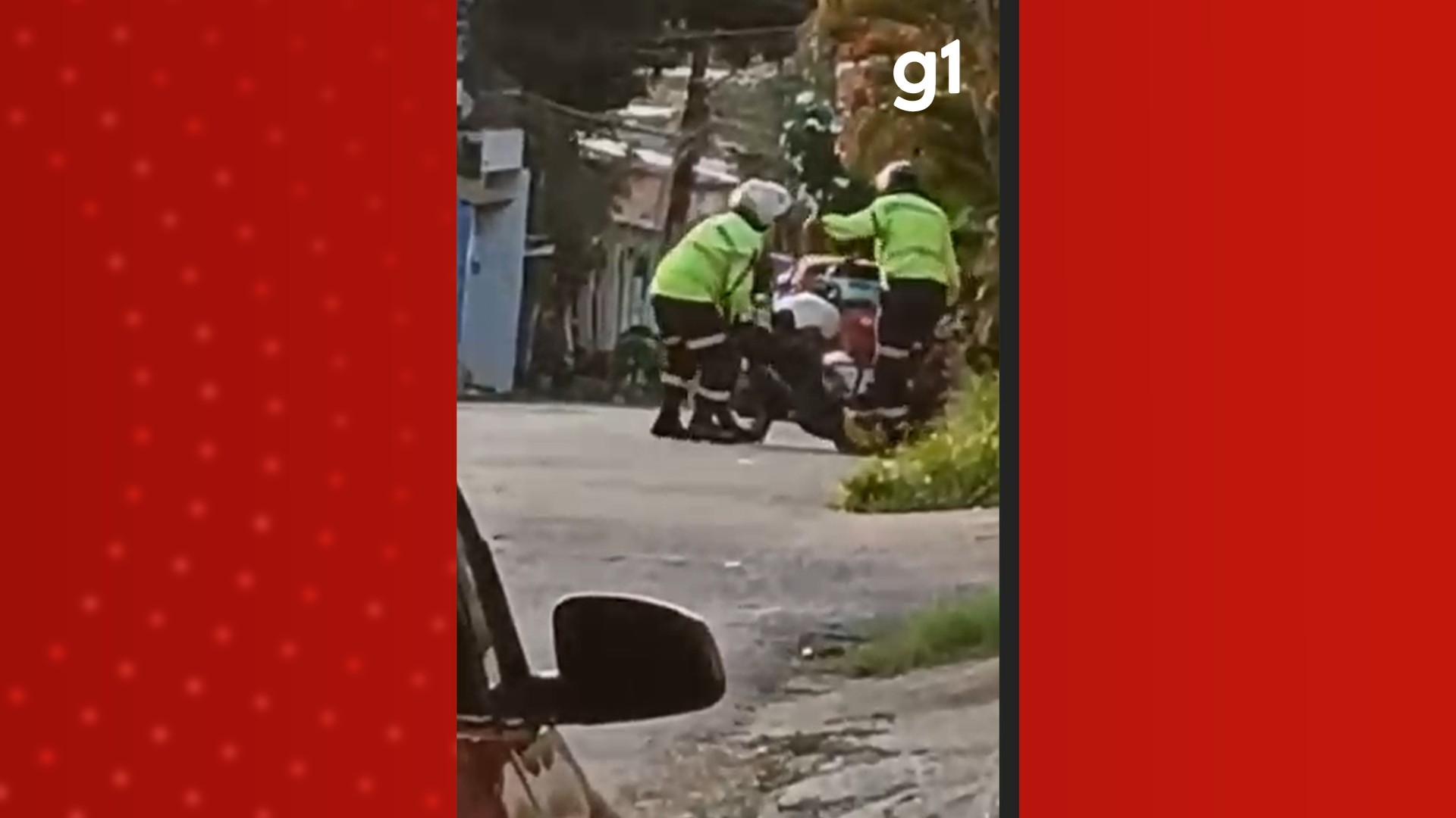 Vídeo: Agentes de trânsito flagram homens furtar fios e entram em luta para impedir crime em rua de Manaus