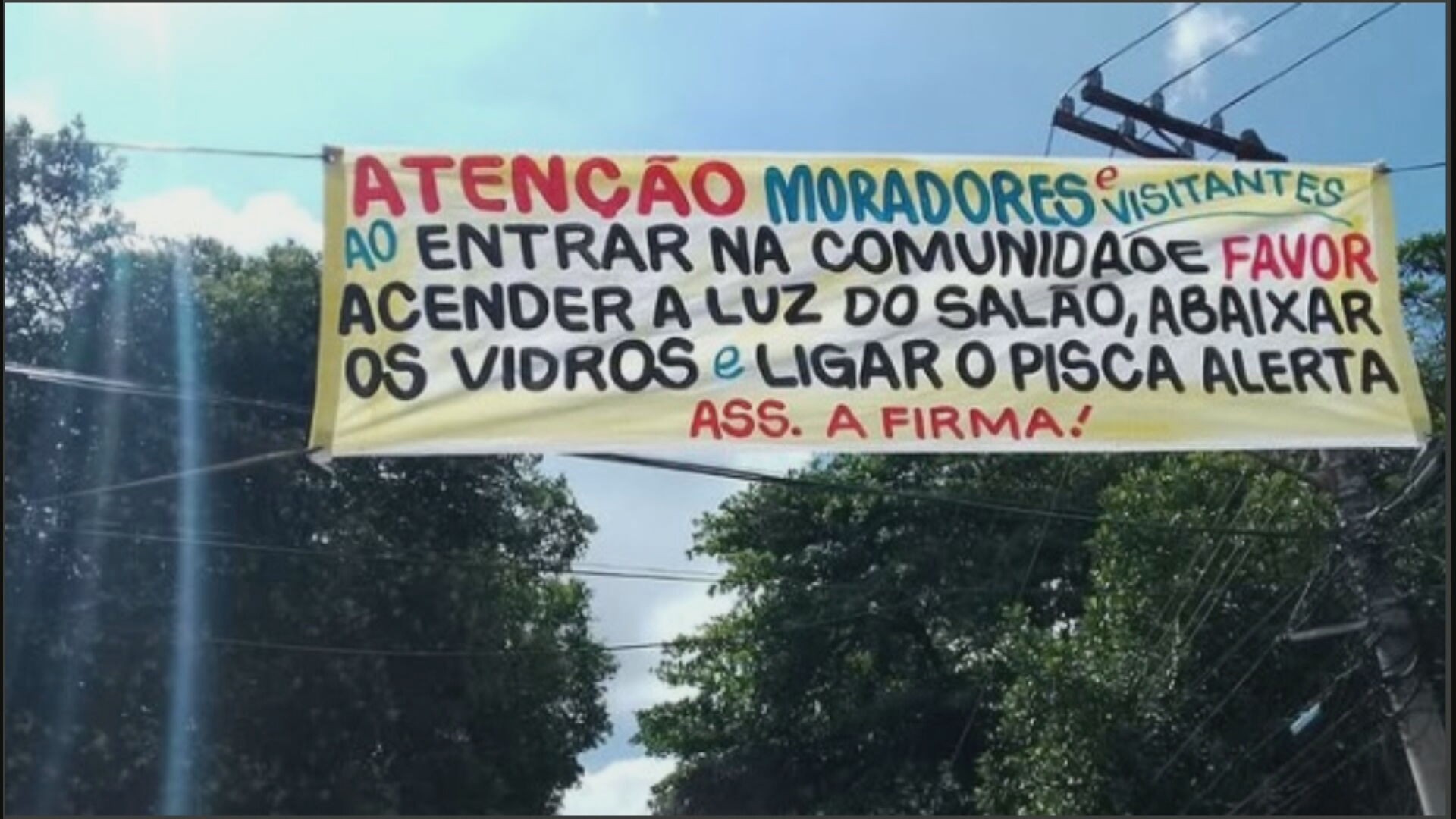 Moradores denunciam que criminosos colocaram faixas com ordens de como entrar em comunidade na Praça Seca: 'Ligar pisca alerta'