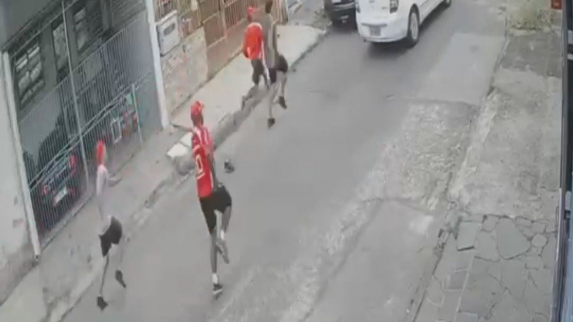 Torcedores do Inter são presos por tentativa de homicídio contra gremista antes de Grenal; VÍDEO mostra agressão