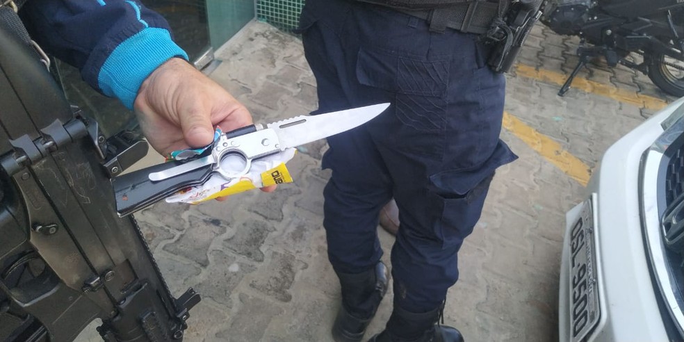 Arma utilizada no crime que vitimou Maria Cheyla Cristina Lima Lins, 34 anos, grávida de cinco meses, encontrada morta em casa, em Juazeiro do Norte. — Foto: Valéria Alves/ SVM