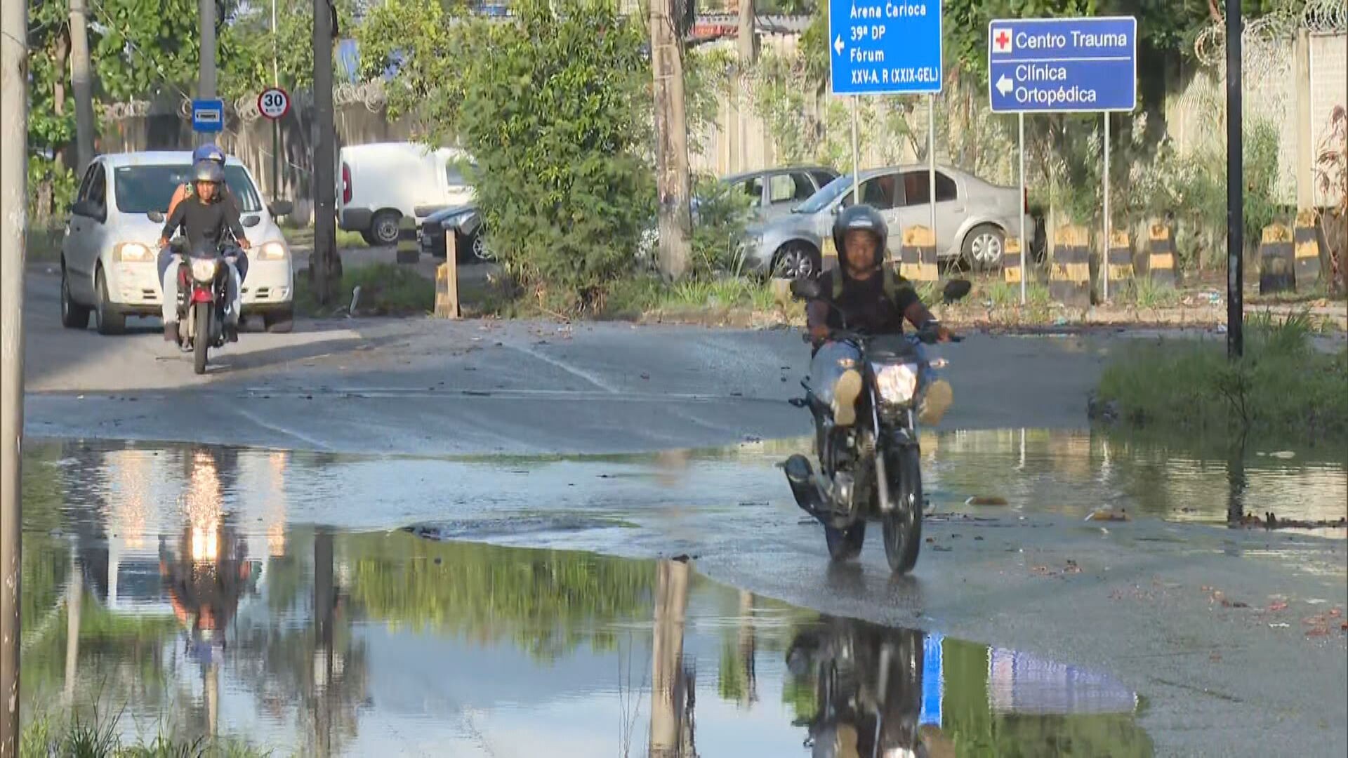 RJ tem previsão de mais chuva com raios e rajadas de vento; temporal fez viatura da PM parar em alagamento
