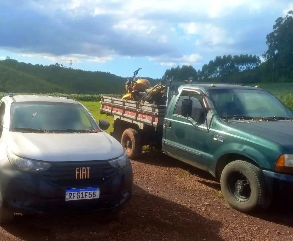 Operação recupera em plantação de eucaliptos, em Andradas, quatro veículos roubados e furtados em MG e SP — Foto: Polícia Militar