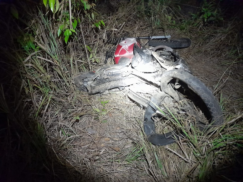 Motocicleta ficou destruída após a colisão. — Foto: Divulgação / PRF