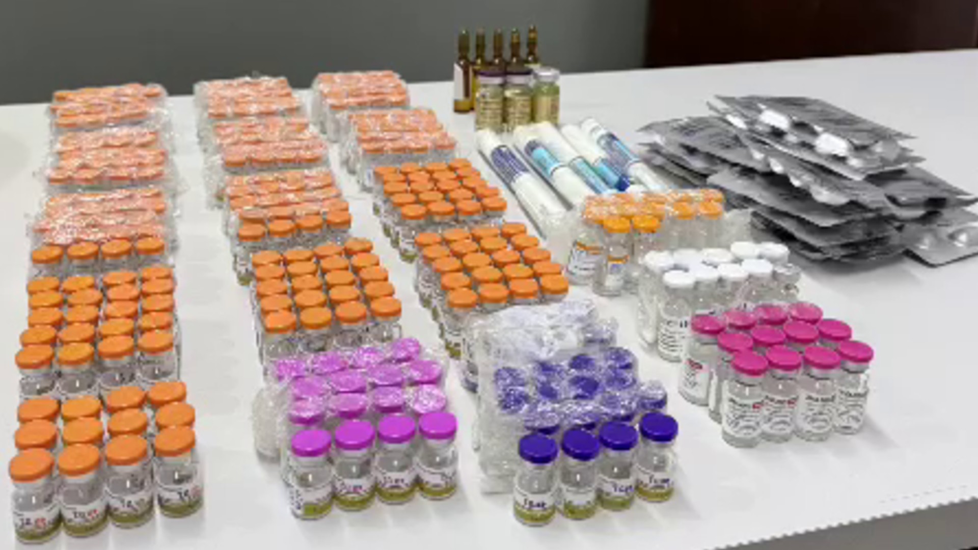 Medicamentos para emagrecimento contrabandeados são apreendidos escondidos em pacotes de salgadinho no interior de SP