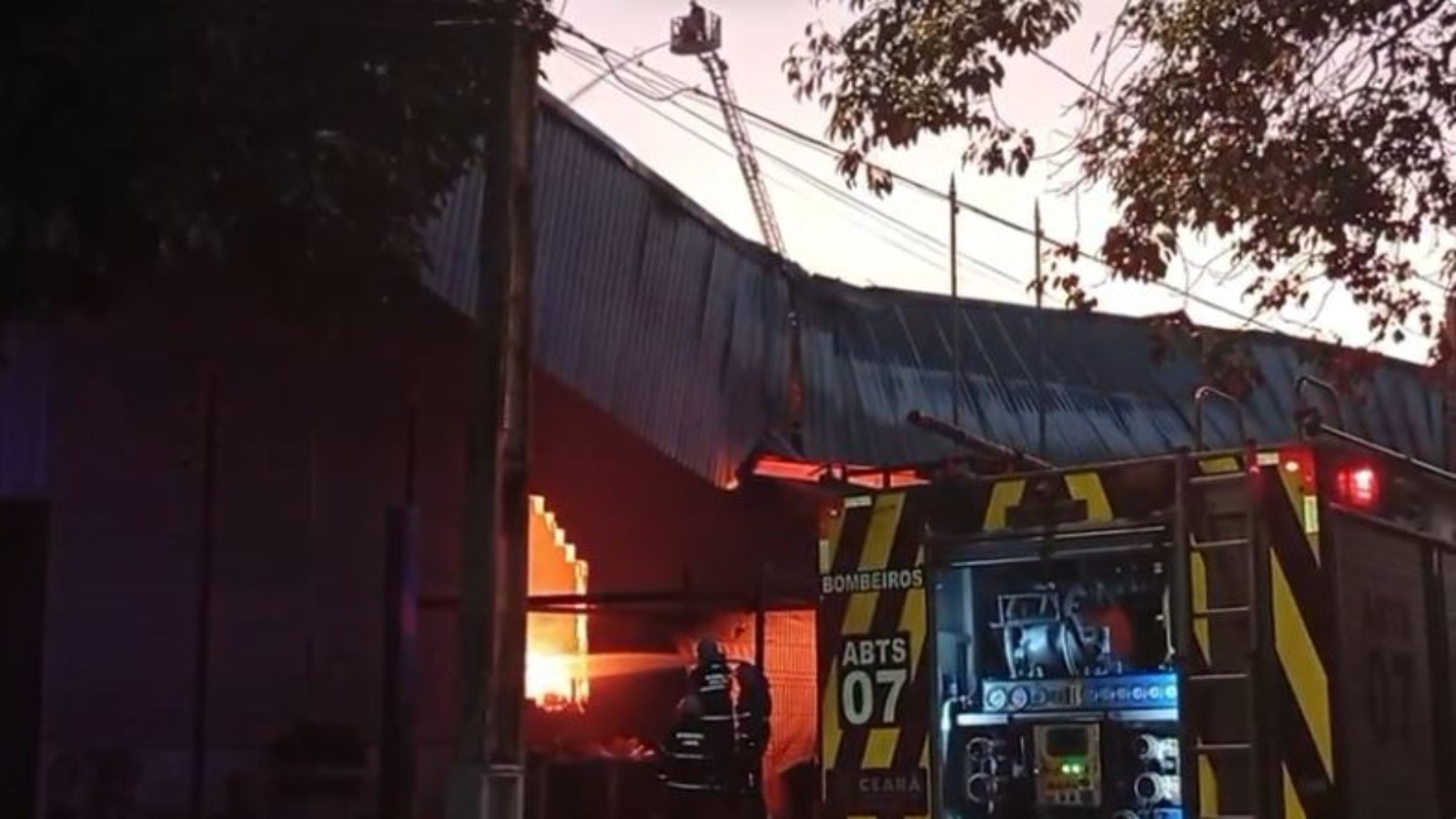 Incêndio atinge estabelecimentos em Fortaleza; vídeo