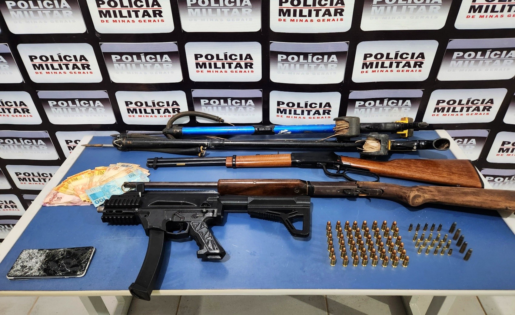 Três suspeitos são presos com armas e submetralhadora de fabricação artesanal em Cássia, MG