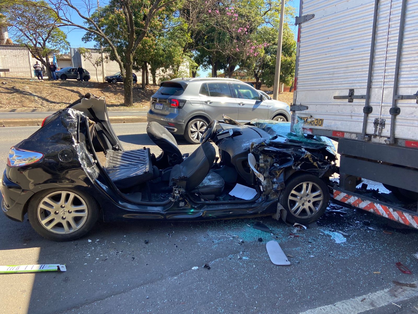 Carro entra embaixo de caminhão e três ficam feridos na Rodovia Geraldo de Barros em Piracicaba