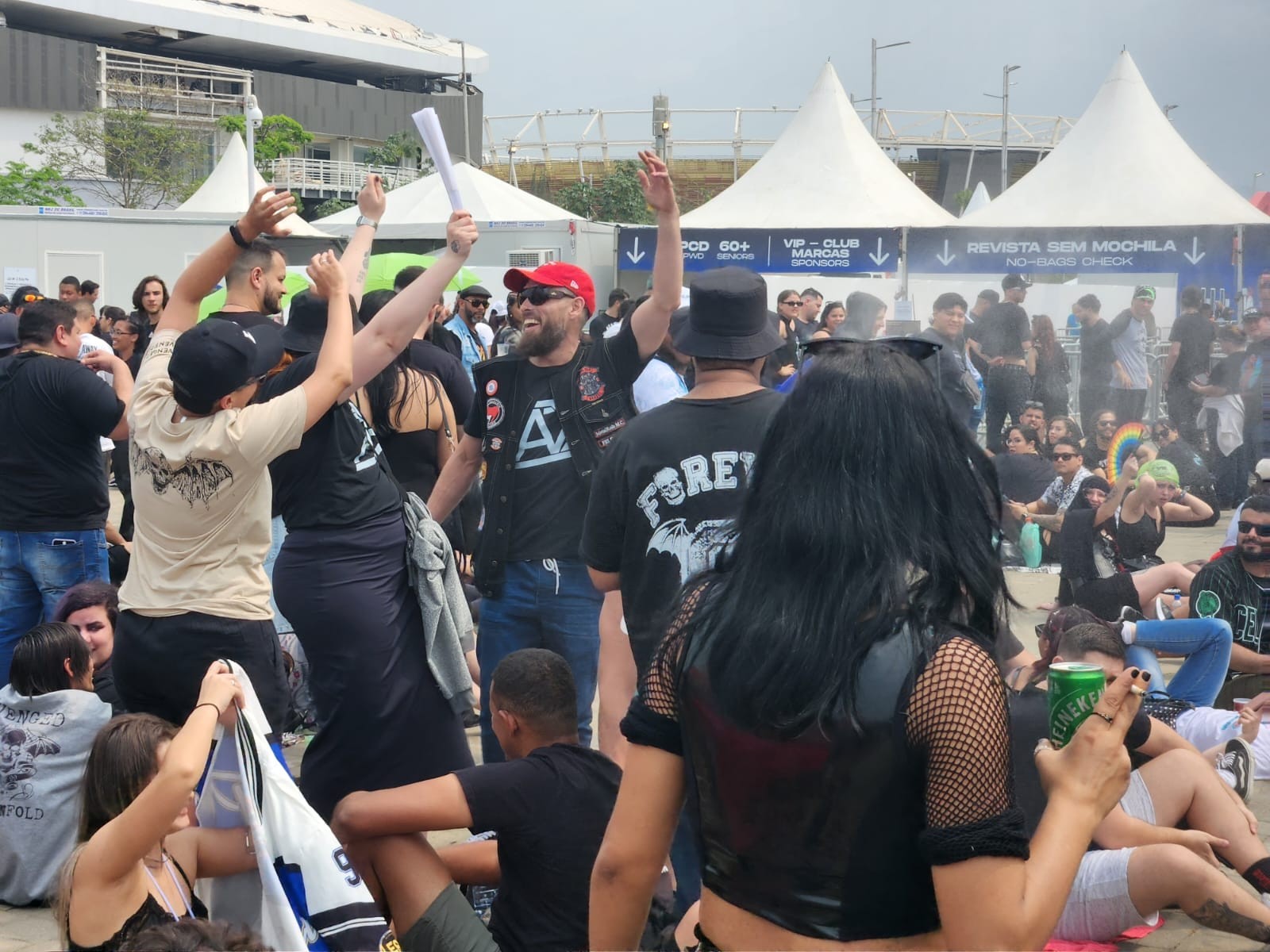 Depois de calorão, público comemora tempo nublado no Rock in Rio: 'Vai dar para aguentar'