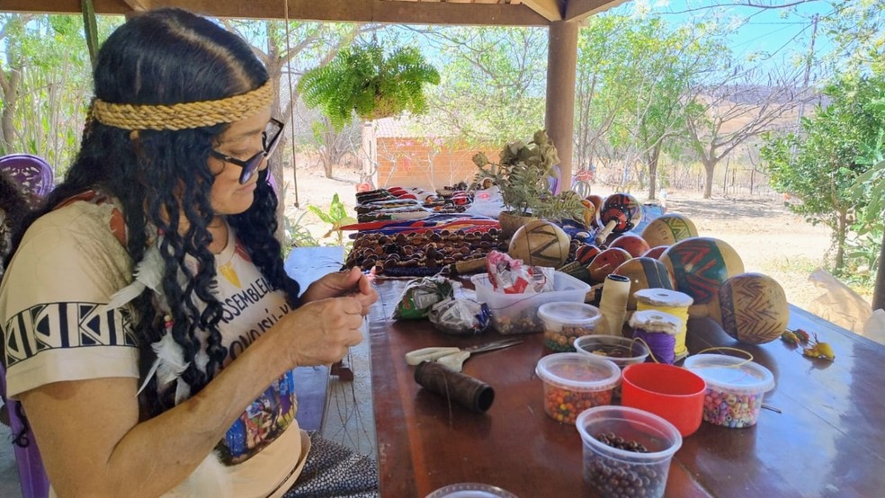 Produção de cocares, colares, maracás e outros objetos da cultura Isú-Kariri. — Foto: Laerto Xenofonte.