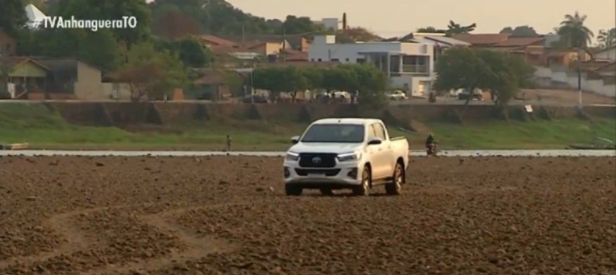 Veículos trafegam pelo meio do rio Araguaia e ribeirinhos lamentam seca: “Torcer pra chover”