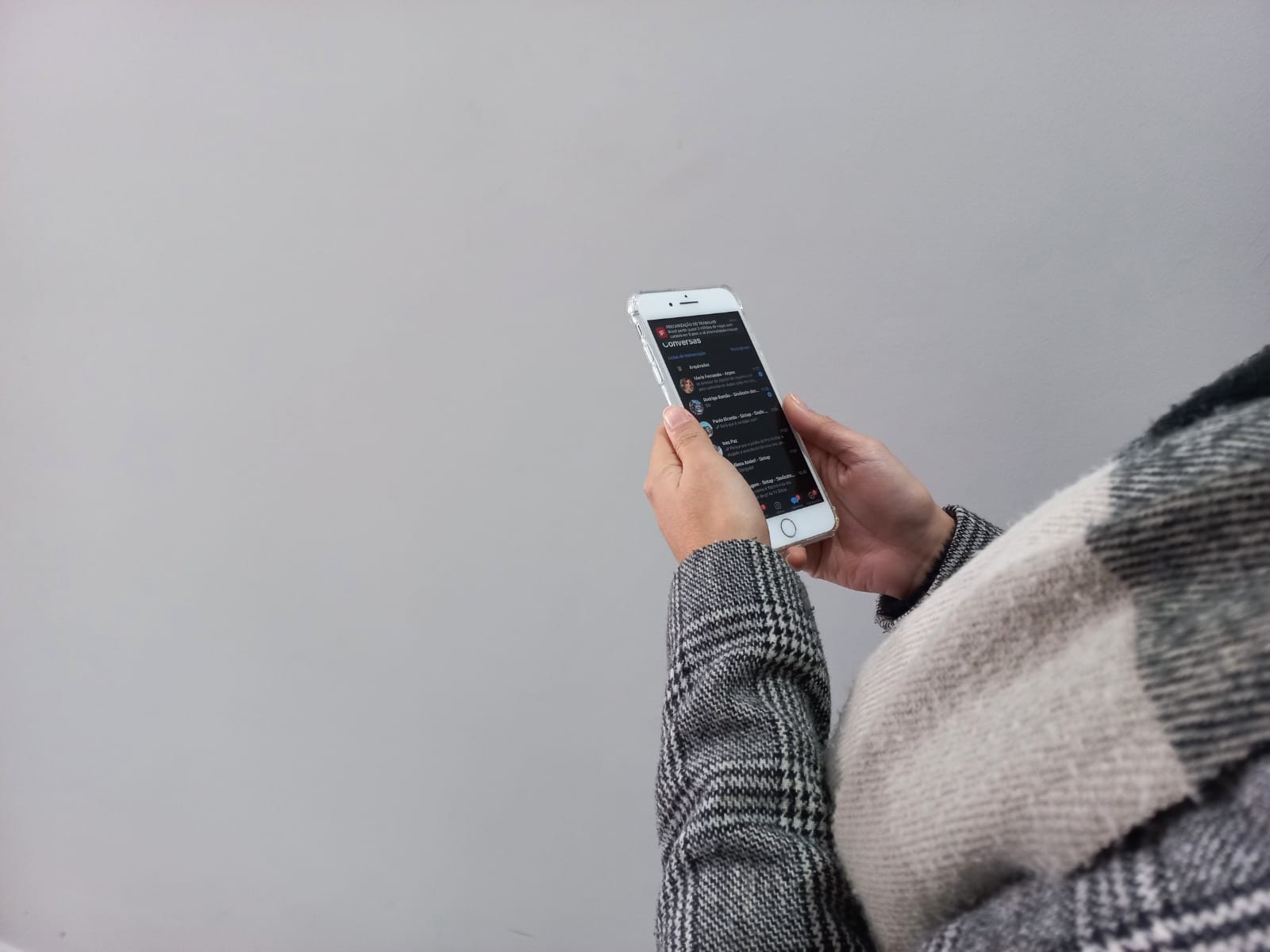 Uma em cada dez brasileiras com 16 anos ou mais sofreram violência digital no último ano, aponta pesquisa; saiba como denunciar