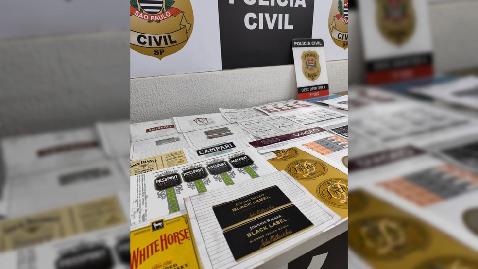 2 de 2
Dono de gr&aacute;fica &eacute; preso em Bauru por falsifica&ccedil;&atilde;o de bebidas alco&oacute;licas &mdash; Foto: Pol&iacute;cia Civil/Divulga&ccedil;&atilde;o