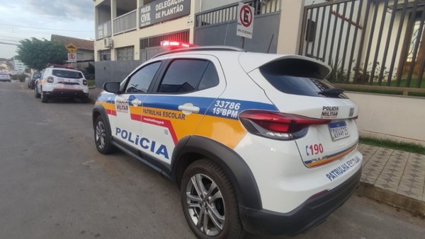 Mulher armada com faca pula muros para invadir casa de homem e ameaçá-lo em MG