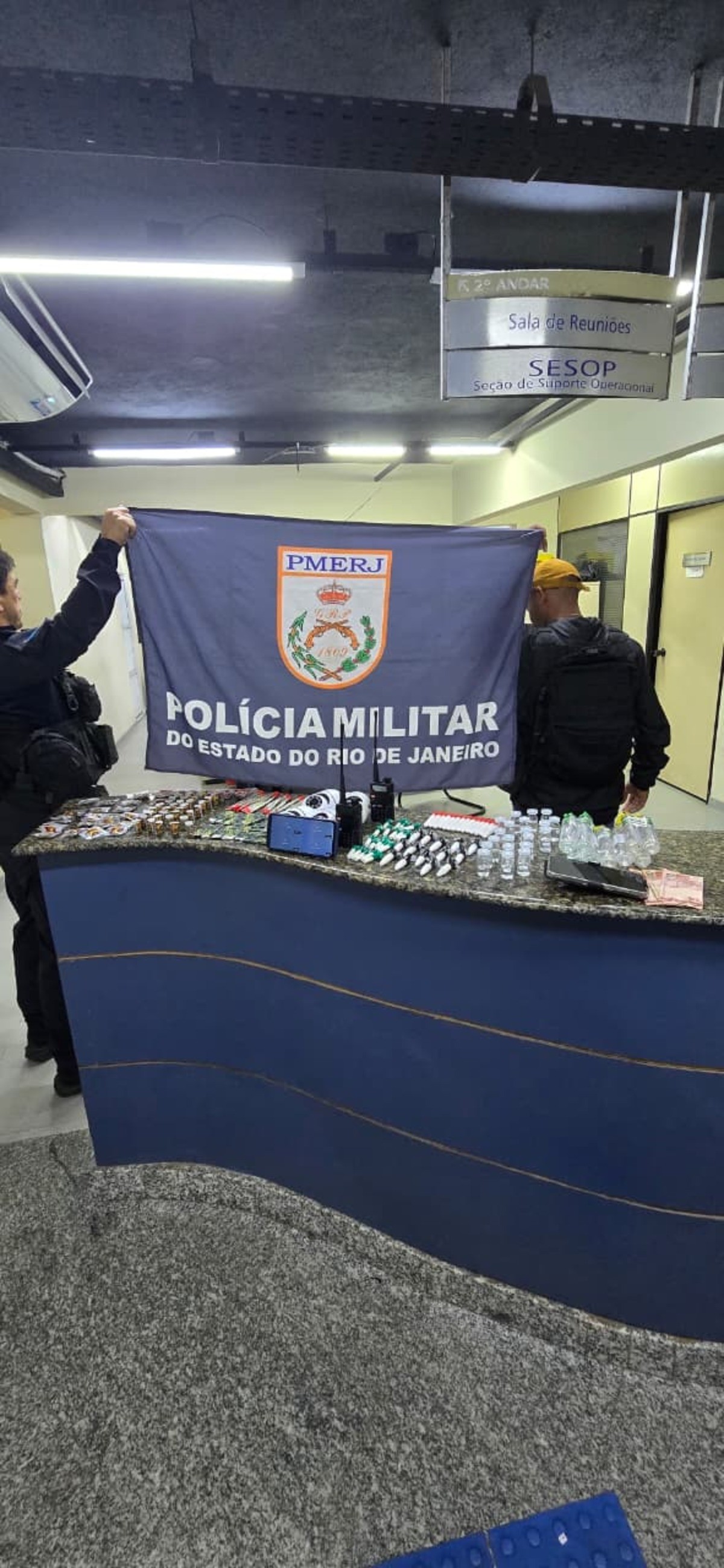 Jovem é preso por tráfico de drogas em Angra dos Reis